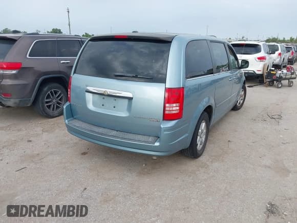 ✅ 2010 Chrysler Town & Country LX • VIN: 2A4RR2D1XAR376430 • Lot: 42317617. Wystawiony na IAAI z przebiegiem 126 450 mil. Bezpłatny archiwum sprzedaży aukcyjnych z USA i szczegółowy raport historii pojazdu na DreamBid. Zdjęcie 4.