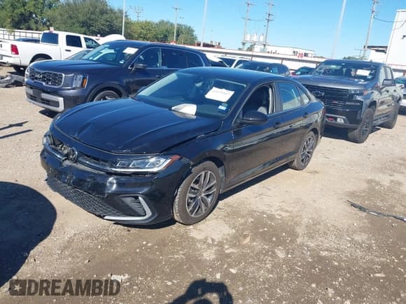 ✅ 2025 Volkswagen Jetta SE • VIN: 3VWEX7BU3SM025806 • Lot: 43572517. Wystawiony na IAAI z przebiegiem 26 402 mil. Bezpłatny archiwum sprzedaży aukcyjnych z USA i szczegółowy raport historii pojazdu na DreamBid. Zdjęcie 2.