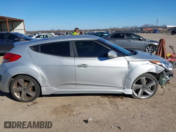 ✅ 2013 Hyundai Veloster Turbo • VIN: KMHTC6AE6DU162372 • Lot: 41481820. Wystawiony na IAAI z przebiegiem 105 650 mil. Bezpłatny archiwum sprzedaży aukcyjnych z USA i szczegółowy raport historii pojazdu na DreamBid. Zdjęcie 13.
