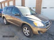 ✅ 2011 Toyota RAV4 • VIN: JTMBK4DV4B5101841 • Лот: 43605715. Опубликован ранее на IAAI с пробегом 64 317 миль. Бесплатный доступ к архиву аукционных продаж из США и подробный отчёт об истории автомобиля на DreamBid. Изображение 1.