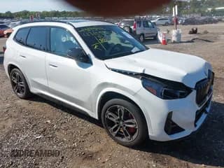 ✅ 2024 BMW X1 • VIN: WBX13EF06R5Y18108 • Lot: 43195972. Wystawiony na IAAI z przebiegiem 21 124 mil. Bezpłatny archiwum sprzedaży aukcyjnych z USA i szczegółowy raport historii pojazdu na DreamBid. Zdjęcie 1.