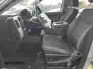 2017 Chevrolet Silverado 1500 LT z VIN 3GCUCRERXHG480172, wystawiony jako Copart lot #81976525 z przebiegiem 102 958 mil mil oraz Szkoda całkowita • Salvage title. Historia ofert i sprzedaży dostępna na DreamBid. Obrazek 7.