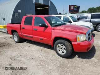 2007 Dodge Dakota SLT z VIN 1D7HE48K37S173310, wystawiony jako Copart lot #64116395 z przebiegiem 195 951 mil mil oraz Czysty tytuł • Clean title. Historia ofert i sprzedaży dostępna na DreamBid. Obrazek 4.