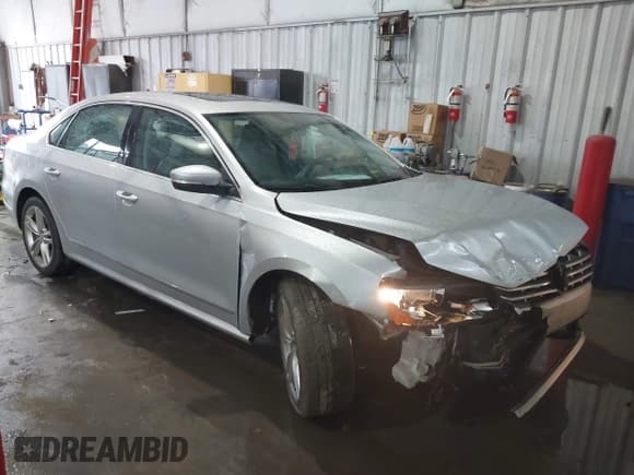 ✅ 2015 Volkswagen Passat SEL Premium • VIN: 1VWCT7A30FC117765 • Lot: 42246170. Wystawiony na IAAI z przebiegiem 132 693 mil. Bezpłatny archiwum sprzedaży aukcyjnych z USA i szczegółowy raport historii pojazdu na DreamBid. Zdjęcie 1.
