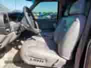 1999 Chevrolet Suburban z VIN 1GNFK16R7XJ571867, wystawiony jako Copart lot #90450425 z przebiegiem 294 487 mil mil oraz Szkoda całkowita • Salvage title. Historia ofert i sprzedaży dostępna na DreamBid. Obrazek 7.