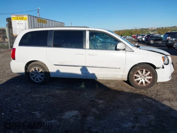 ✅ 2014 Chrysler Town & Country Touring • VIN: 2C4RC1BG6ER447492 • Lot: 43467478. Listed on IAAI with 231,911 mi. Free auction sales archive from the USA and detailed vehicle history report at DreamBid. Image 13.