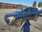 ✅ 2009 Toyota RAV4 Sport • VIN: JTMBK32V595073877 • Лот: 96414365. Опубликован ранее на Copart с пробегом 271 857 миль. Бесплатный доступ к архиву аукционных продаж из США и подробный отчёт об истории автомобиля на DreamBid. Изображение 1.