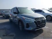✅ 2023 Nissan Kicks SV • VIN: 3N1CP5CV2PL503994 • Лот: 43617262. Опубликован ранее на IAAI с пробегом 52 301 миль. Бесплатный доступ к архиву аукционных продаж из США и подробный отчёт об истории автомобиля на DreamBid. Изображение 1.