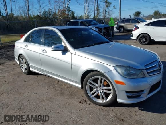 ✅ 2013 Mercedes-Benz C 300 Sport • VIN: WDDGF8AB2DG129176 • Lot: 41354986. Wystawiony na IAAI z przebiegiem 109 453 mil. Bezpłatny archiwum sprzedaży aukcyjnych z USA i szczegółowy raport historii pojazdu na DreamBid. Zdjęcie 1.