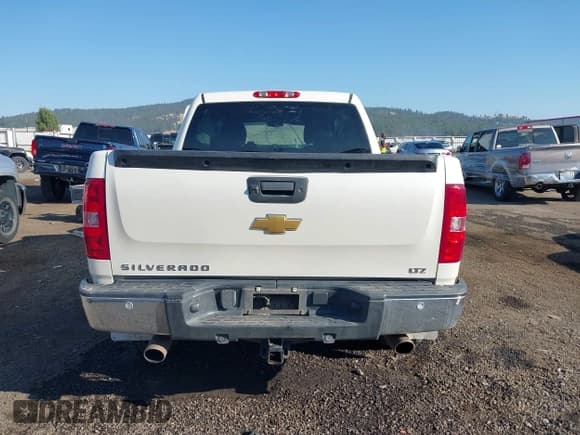 ✅ 2013 Chevrolet Silverado 1500 LTZ • VIN: 3GCPKTE25DG189864 • Lot: 43250916. Wystawiony na IAAI z przebiegiem Nie podano. Bezpłatny archiwum sprzedaży aukcyjnych z USA i szczegółowy raport historii pojazdu na DreamBid. Zdjęcie 17.