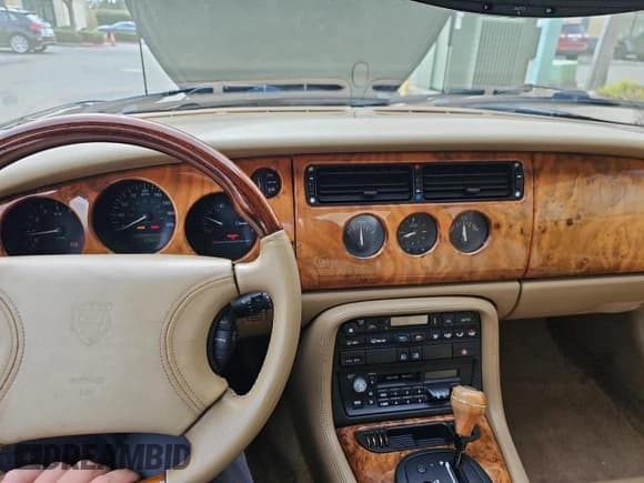 ✅ 1997 Jaguar XK • VIN: SAJGX5747VC007213 • Lot: 45953175. Wystawiony na Copart z przebiegiem 82 461 mil. Bezpłatny archiwum sprzedaży aukcyjnych z USA i szczegółowy raport historii pojazdu na DreamBid. Zdjęcie 9.