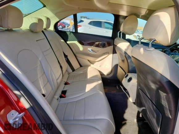 ✅ 2017 Mercedes-Benz C 300 • VIN: 55SWF4JB5HU191121 • Lot: 84738865. Wystawiony na Copart z przebiegiem 81 673 mil. Bezpłatny archiwum sprzedaży aukcyjnych z USA i szczegółowy raport historii pojazdu na DreamBid. Zdjęcie 10.