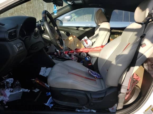 2019 Hyundai Veloster Turbo R-Spec z VIN KMHTH6AB7KU013196, wystawiony jako Copart lot #46281785 z przebiegiem 117 555 mil mil oraz Szkoda całkowita • Salvage title. Historia ofert i sprzedaży dostępna na DreamBid. Obrazek 7.