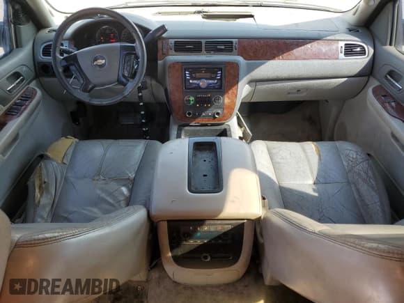 ✅ 2007 Chevrolet Suburban LT • VIN: 1GNFC16097J183781 • Lot: 76099354. Wystawiony na Copart z przebiegiem 279 845 mil. Bezpłatny archiwum sprzedaży aukcyjnych z USA i szczegółowy raport historii pojazdu na DreamBid. Zdjęcie 8.