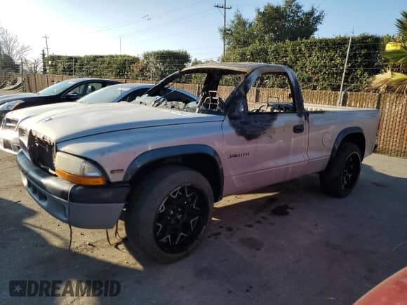 2000 Dodge Dakota z VIN 1B7FL26P7YS746821, wystawiony jako Copart lot #89311545 z przebiegiem Nie podano mil oraz Nie do naprawy • Non repairable. Historia ofert i sprzedaży dostępna na DreamBid. Obrazek 1.