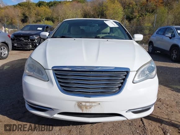 ✅ 2011 Chrysler 200 Touring • VIN: 1C3BC2EG5BN560365 • Lot: 43582081. Wystawiony na IAAI z przebiegiem 72 642 mil. Bezpłatny archiwum sprzedaży aukcyjnych z USA i szczegółowy raport historii pojazdu na DreamBid. Zdjęcie 6.