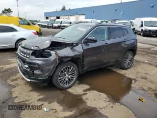 ✅ 2022 Jeep Compass (RED) Edition • VIN: 3C4NJDCB0NT194899 • Lot: 64022825. Wystawiony na Copart z przebiegiem 26 556 mil. Bezpłatny archiwum sprzedaży aukcyjnych z USA i szczegółowy raport historii pojazdu na DreamBid. Zdjęcie 1.