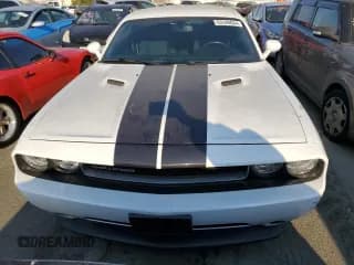 ✅ 2013 Dodge Challenger SXT • VIN: 2C3CDYAGXDH675954 • Lot: 63340634. Wystawiony na Copart z przebiegiem 69 699 mil. Bezpłatny archiwum sprzedaży aukcyjnych z USA i szczegółowy raport historii pojazdu na DreamBid. Zdjęcie 5.