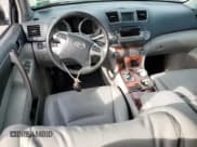 ✅ 2012 Toyota Highlander Limited • VIN: 5TDYK3EH4CS054240 • Лот: 85746635. Опубликован ранее на Copart с пробегом Не указан. Бесплатный доступ к архиву аукционных продаж из США и подробный отчёт об истории автомобиля на DreamBid. Изображение 8.