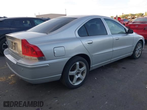 ✅ 2006 Volvo S60 2.4L Turbo • VIN: YV1RS547662506204 • Lot: 40511738. Wystawiony na IAAI z przebiegiem 155 457 mil. Bezpłatny archiwum sprzedaży aukcyjnych z USA i szczegółowy raport historii pojazdu na DreamBid. Zdjęcie 4.