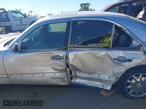 ✅ 1998 Mercedes-Benz E 320 • VIN: WDBJF65F4WA699931 • Lot: 43653446. Wystawiony na IAAI z przebiegiem 126 403 mil. Bezpłatny archiwum sprzedaży aukcyjnych z USA i szczegółowy raport historii pojazdu na DreamBid. Zdjęcie 14.