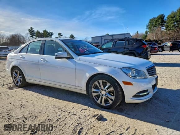 ✅ 2013 Mercedes-Benz C 300 Sport • VIN: WDDGF8AB2DR242565 • Лот: 94543135. Опубликован ранее на Copart с пробегом 151 600 миль. Бесплатный доступ к архиву аукционных продаж из США и подробный отчёт об истории автомобиля на DreamBid. Изображение 4.