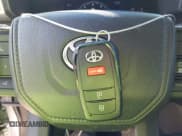 ✅ 2025 Toyota Tacoma SR5 • VIN: 3TYKB5FN1ST022435 • Lot: 43515823. Wystawiony na IAAI z przebiegiem 1 194 mil. Bezpłatny archiwum sprzedaży aukcyjnych z USA i szczegółowy raport historii pojazdu na DreamBid. Zdjęcie 11.