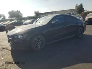 2021 Mercedes-Benz CLA 250 z VIN W1K5J4GBXMN188168, wystawiony jako Copart lot #68512475 z przebiegiem 63 544 mil mil oraz Szkoda całkowita • Salvage title. Historia ofert i sprzedaży dostępna na DreamBid. Obrazek 1.