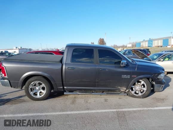 2017 Ram 1500 Laramie z VIN 1C6RR6NT5HS752125, wystawiony jako IAAI lot #41072237 z przebiegiem 75 147 mil mil oraz . Historia ofert i sprzedaży dostępna na DreamBid. Obrazek 13.