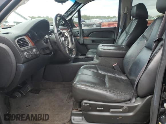 ✅ 2011 Chevrolet Suburban LT • VIN: 1GNSKJE35BR235818 • Lot: 66523984. Wystawiony na Copart z przebiegiem 120 574 mil. Bezpłatny archiwum sprzedaży aukcyjnych z USA i szczegółowy raport historii pojazdu na DreamBid. Zdjęcie 7.