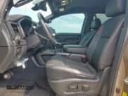 ✅ 2021 Nissan Titan SL • VIN: 1N6AA1ED9MN514521 • Lot: 70016785. Wystawiony na Copart z przebiegiem 63 766 mil. Bezpłatny archiwum sprzedaży aukcyjnych z USA i szczegółowy raport historii pojazdu na DreamBid. Zdjęcie 7.