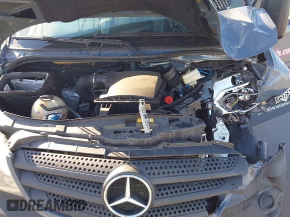 ✅ 2018 Mercedes-Benz Sprinter Cargo Worker • VIN: WD3PE7CD3JP648054 • Lot: 43625298. Wystawiony na IAAI z przebiegiem 60 887 mil. Bezpłatny archiwum sprzedaży aukcyjnych z USA i szczegółowy raport historii pojazdu na DreamBid. Zdjęcie 10.