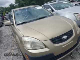 ✅ 2009 Kia Rio LX • VIN: KNADE223996519156 • Lot: 42832520. Wystawiony na IAAI z przebiegiem 266 450 mil. Bezpłatny archiwum sprzedaży aukcyjnych z USA i szczegółowy raport historii pojazdu na DreamBid. Zdjęcie 1.