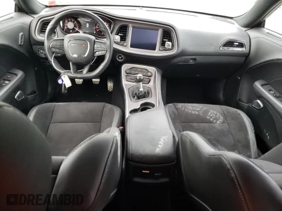 ✅ 2022 Dodge Challenger R/T • VIN: 2C3CDZBT2NH193952 • Lot: 71886054. Wystawiony na Copart z przebiegiem 10 040 mil. Bezpłatny archiwum sprzedaży aukcyjnych z USA i szczegółowy raport historii pojazdu na DreamBid. Zdjęcie 8.