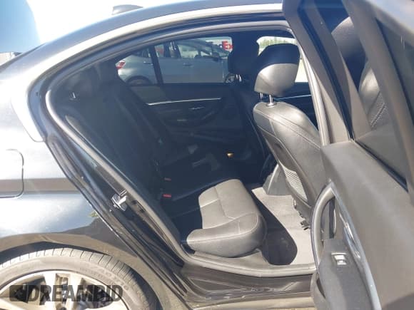 ✅ 2018 BMW 3 Series 330i • VIN: WBA8B9G58JNV00606 • Lot: 43239190. Wystawiony na IAAI z przebiegiem 68 085 mil. Bezpłatny archiwum sprzedaży aukcyjnych z USA i szczegółowy raport historii pojazdu na DreamBid. Zdjęcie 8.