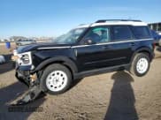 ✅ 2025 Ford Bronco Sport Heritage • VIN: 3FMCR9GN3SRE91834 • Lot: 92109885. Wystawiony na Copart z przebiegiem 1 211 mil. Bezpłatny archiwum sprzedaży aukcyjnych z USA i szczegółowy raport historii pojazdu na DreamBid. Zdjęcie 1.