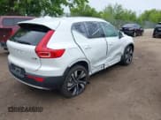 ✅ 2024 Volvo XC40 Ultimate Bright Theme • VIN: YV4L12UF8R2265543 • Lot: 42546549. Wystawiony na IAAI z przebiegiem Nie podano. Bezpłatny archiwum sprzedaży aukcyjnych z USA i szczegółowy raport historii pojazdu na DreamBid. Zdjęcie 4.