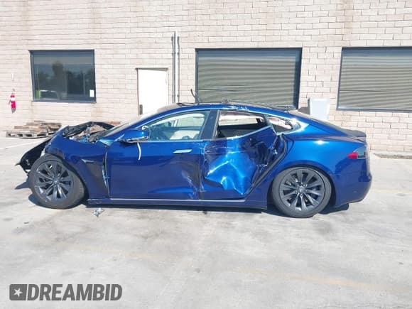 ✅ 2018 Tesla Model S 75D • VIN: 5YJSA1E24JF295614 • Lot: 43472153. Listed on IAAI with 38,556 mi. Free auction sales archive from the USA and detailed vehicle history report at DreamBid. Image 14.