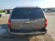 2013 Chevrolet Tahoe LTZ z VIN 1GNSKCE05DR284635, wystawiony jako Copart lot #64638575 z przebiegiem 162 319 mil mil oraz Czysty tytuł • Clean title. Historia ofert i sprzedaży dostępna na DreamBid. Obrazek 6.