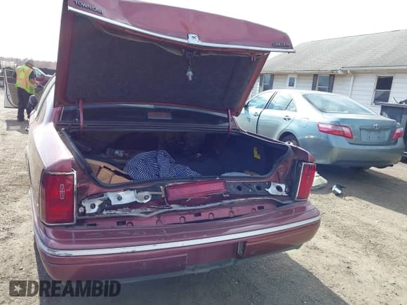 ✅ 1995 Lincoln Town Car Signature • VIN: 1LNLM82W1SY643247 • Lot: 43625347. Listed on IAAI with 169,827 mi. Free auction sales archive from the USA and detailed vehicle history report at DreamBid. Image 6.