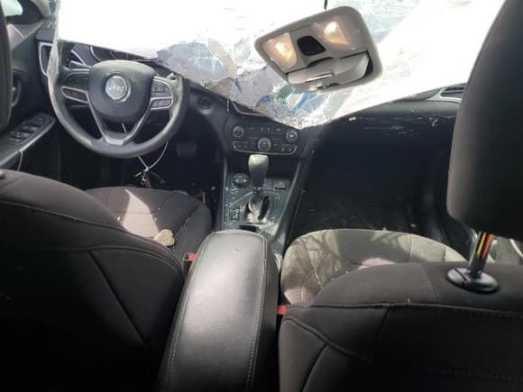 ✅ 2020 Jeep Cherokee Latitude • VIN: 1C4PJMCB9LD615806 • Lot: 81017625. Listed on Copart with 79,276 mi. Free auction sales archive from the USA and detailed vehicle history report at DreamBid. Image 8.