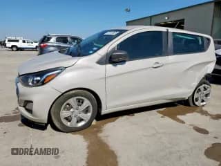 2021 Chevrolet Spark LS z VIN KL8CB6SA8MC704704, wystawiony jako Copart lot #83859615 z przebiegiem 69 984 mil mil oraz Czysty tytuł • Clean title. Historia ofert i sprzedaży dostępna na DreamBid. Obrazek 1.