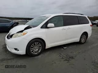 ✅ 2011 Toyota Sienna XLE • VIN: 5TDYK3DC9BS096794 • Лот: 90265235. Опубликован ранее на Copart с пробегом 264 117 миль. Бесплатный доступ к архиву аукционных продаж из США и подробный отчёт об истории автомобиля на DreamBid. Изображение 1.