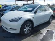 ✅ 2021 Tesla Model Y Standard Range • VIN: 5YJYGDED0MF103010 • Lot: 43613955. Wystawiony na IAAI z przebiegiem 29 356 mil. Bezpłatny archiwum sprzedaży aukcyjnych z USA i szczegółowy raport historii pojazdu na DreamBid. Zdjęcie 2.