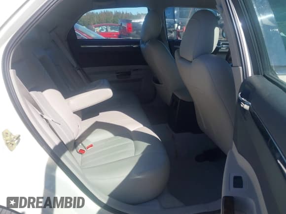 ✅ 2005 Chrysler 300 C • VIN: 2C3JA63H25H576637 • Lot: 43500412. Wystawiony na IAAI z przebiegiem 62 906 mil. Bezpłatny archiwum sprzedaży aukcyjnych z USA i szczegółowy raport historii pojazdu na DreamBid. Zdjęcie 8.