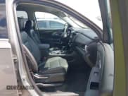 ✅ 2018 Chevrolet Traverse LT Cloth • VIN: 1GNERGKWXJJ266604 • Lot: 42862735. Wystawiony na IAAI z przebiegiem 21 815 mil. Bezpłatny archiwum sprzedaży aukcyjnych z USA i szczegółowy raport historii pojazdu na DreamBid. Zdjęcie 5.