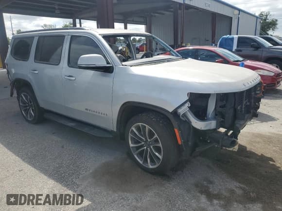 ✅ 2022 Jeep Wagoneer Series II • VIN: 1C4SJVBT8NS123955 • Лот: 84721115. Опубликован ранее на Copart с пробегом Не указан. Бесплатный доступ к архиву аукционных продаж из США и подробный отчёт об истории автомобиля на DreamBid. Изображение 4.