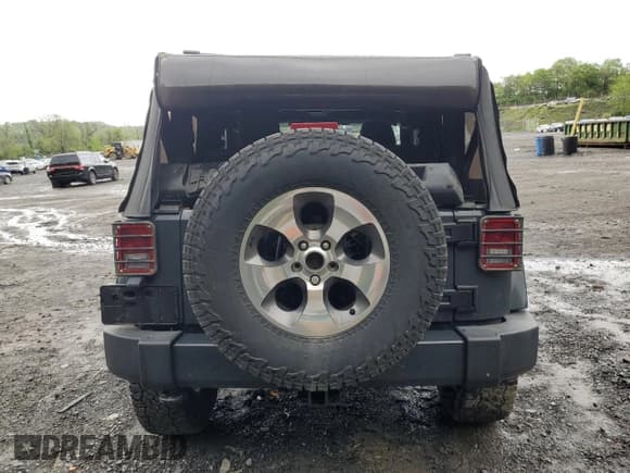 ✅ 2017 Jeep Wrangler Sahara • VIN: 1C4AJWBG5HL585280 • Lot: 54703555. Wystawiony na Copart z przebiegiem Nie podano. Bezpłatny archiwum sprzedaży aukcyjnych z USA i szczegółowy raport historii pojazdu na DreamBid. Zdjęcie 6.