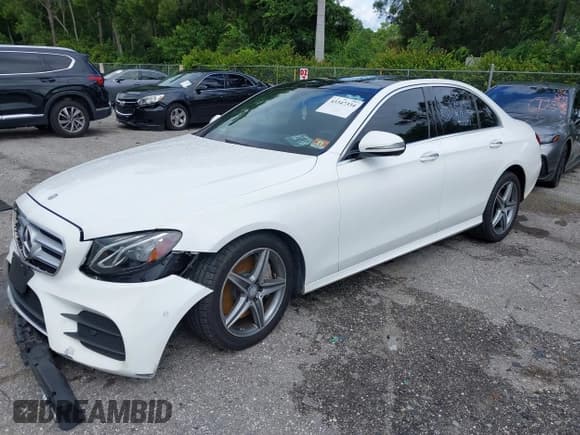 ✅ 2017 Mercedes-Benz E 300 Luxury • VIN: WDDZF4KB8HA032427 • Lot: 43347334. Wystawiony na IAAI z przebiegiem 101 377 mil. Bezpłatny archiwum sprzedaży aukcyjnych z USA i szczegółowy raport historii pojazdu na DreamBid. Zdjęcie 2.