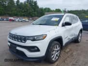 ✅ 2022 Jeep Compass Latitude Lux • VIN: 3C4NJDFB7NT181093 • Lot: 42359152. Wystawiony na IAAI z przebiegiem 20 264 mil. Bezpłatny archiwum sprzedaży aukcyjnych z USA i szczegółowy raport historii pojazdu na DreamBid. Zdjęcie 2.